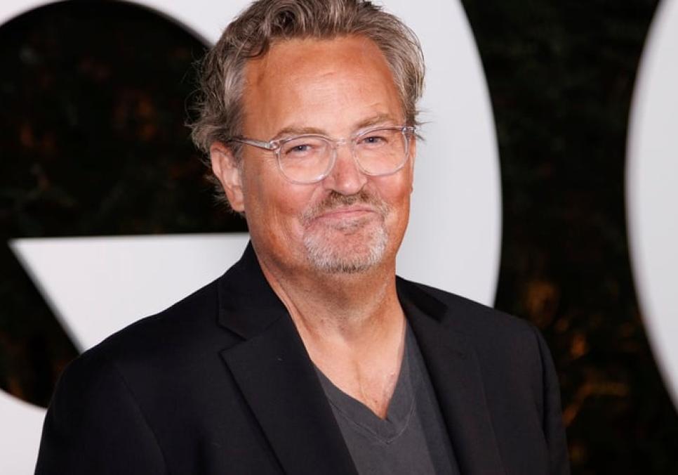 Еністон, Кокс, Леблан, Швіммер та Кудроу підписали артколекцію на підтримку Фонду Меттью Перрі