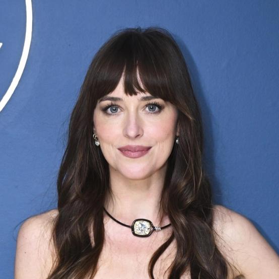 Дакота Джонсон зіграла коханку «Мадлен» у виступі на Saturday Night Live з Лілі Аллен