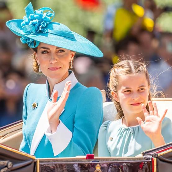 Кейт Міддлтон та принцеса Шарлотта вразили мережу святковими образами-двійниками