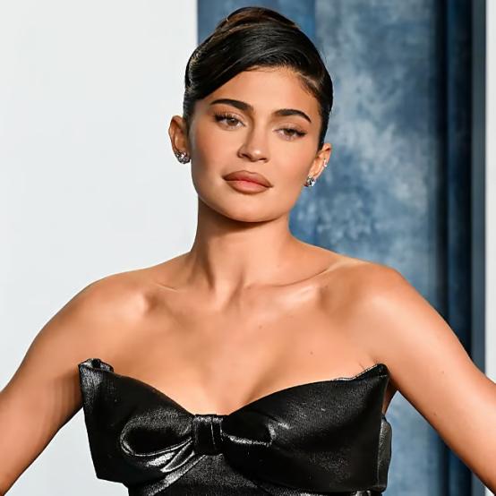 Кайлі Дженнер розкритикували за «дешевий» образ фламінго на святковій вечірці