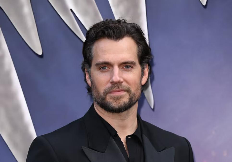 Зак Снайдер показав архівні фото Генрі Кавілла в костюмі Супермена 80-х років