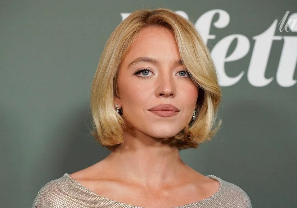 Сідні Свіні: триб'ют Мерилін Монро у білій сукні з пір'ям на прем'єрі «Покоївка»