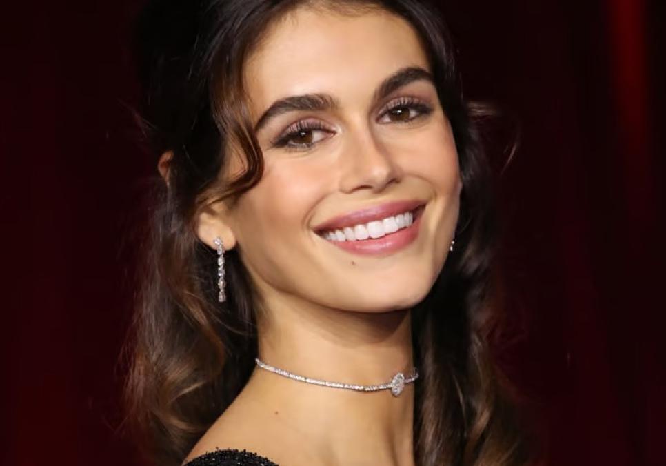 Кая Гербер: модель демонструє фігуру під час походу, провокуючи дискусію про здоров’я