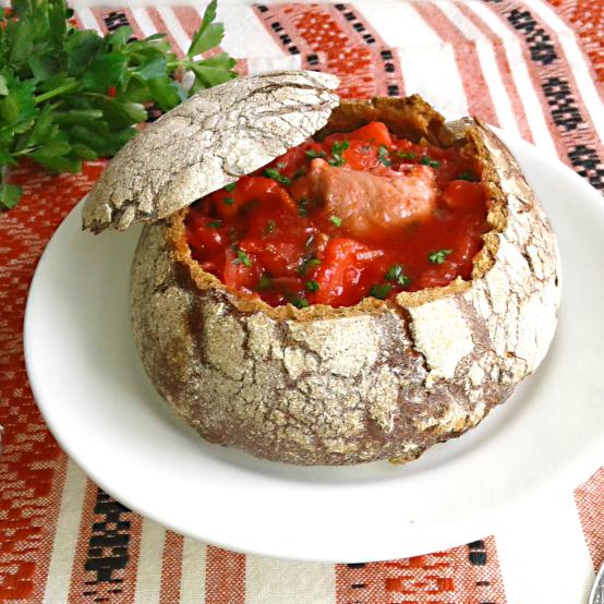 Рецепти:   Смачний домашній  червоний борщ у хлібі