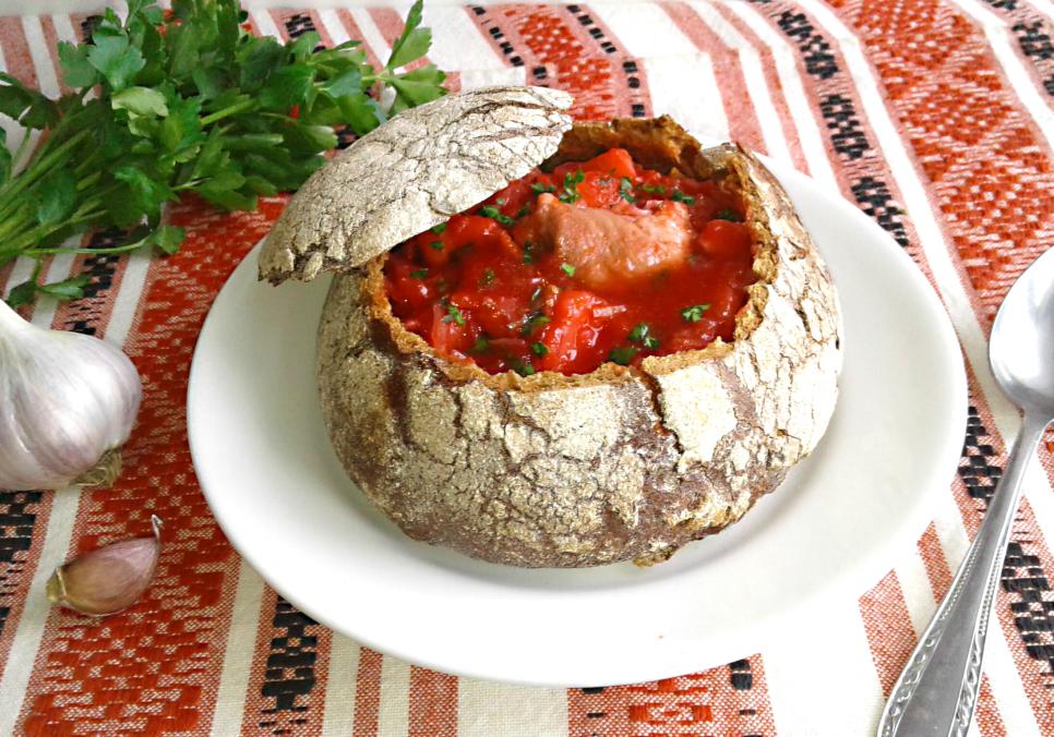 Рецепти:   Смачний домашній  червоний борщ у хлібі