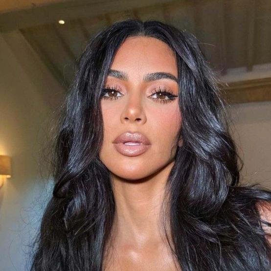 Кім Кардаш'ян відпочиває в крихітному бікіні після стресу від іспиту на адвоката