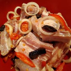 Рецепти:   Смачні апетитні реберця з чорносливом у мультиварці