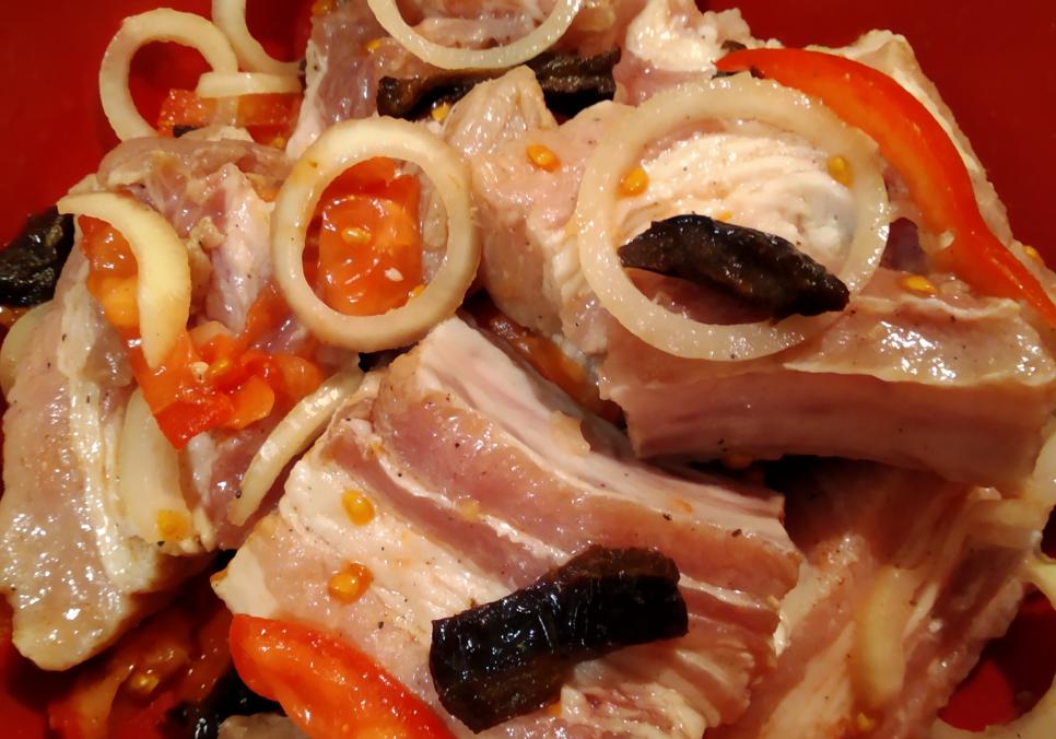 Рецепти:   Смачні апетитні реберця з чорносливом у мультиварці