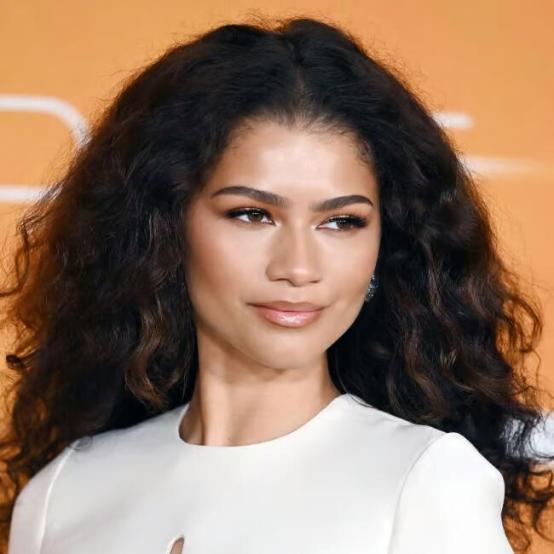 Зендая задає тренд на яскраві балаклави під час прогулянки Нью-Йорком