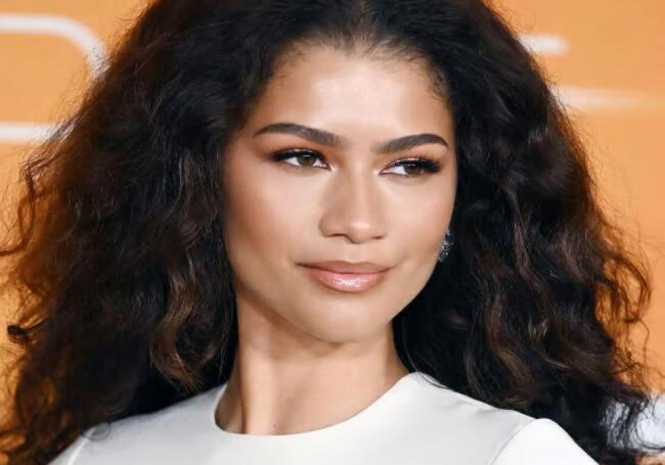 Зендая задає тренд на яскраві балаклави під час прогулянки Нью-Йорком