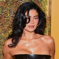 Кайлі Дженнер з’явилася на вечірці в ефектній вінтажній куртці Gucci