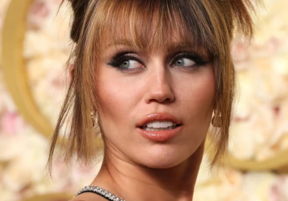 Майлі Сайрус зачарувала фанатів "новою" усмішкою та пом'якшеними рисами обличчя