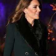 Кейт Міддлтон у пальті Catherine Walker та сімейство Уельських на різдвяній службі