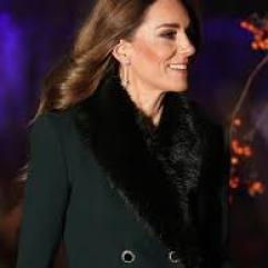 Кейт Міддлтон у пальті Catherine Walker та сімейство Уельських на різдвяній службі