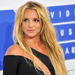 Брітні Спірс: таємнича каблучка та іграшкова дитина після відпустки в Кабо