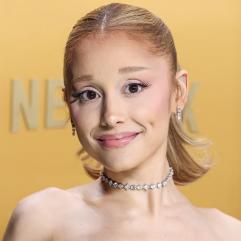 Аріана Гранде ефектно завершила промотур у рожевій вінтажній сукні