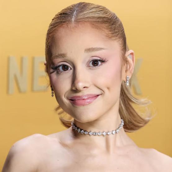 Аріана Гранде ефектно завершила промотур у рожевій вінтажній сукні