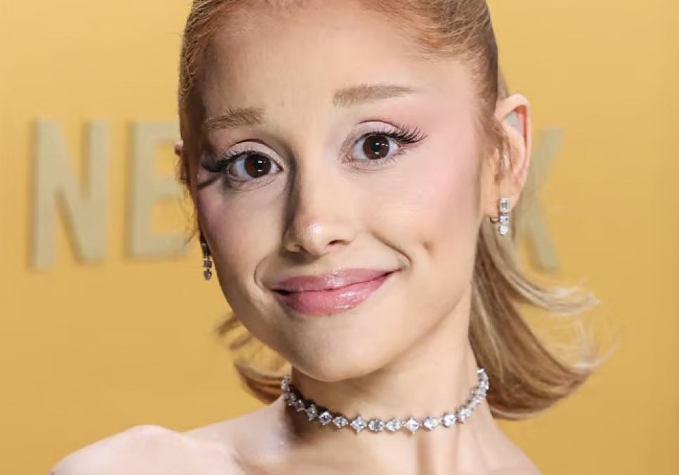 Аріана Гранде ефектно завершила промотур у рожевій вінтажній сукні