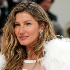 Жизель Бюндхен приголомшила виходом у прозорій сукні на ювелірному заході в Бразилії