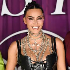 Кім Кардаш'ян підкорила мережу святковим образом у чорному оксамиті