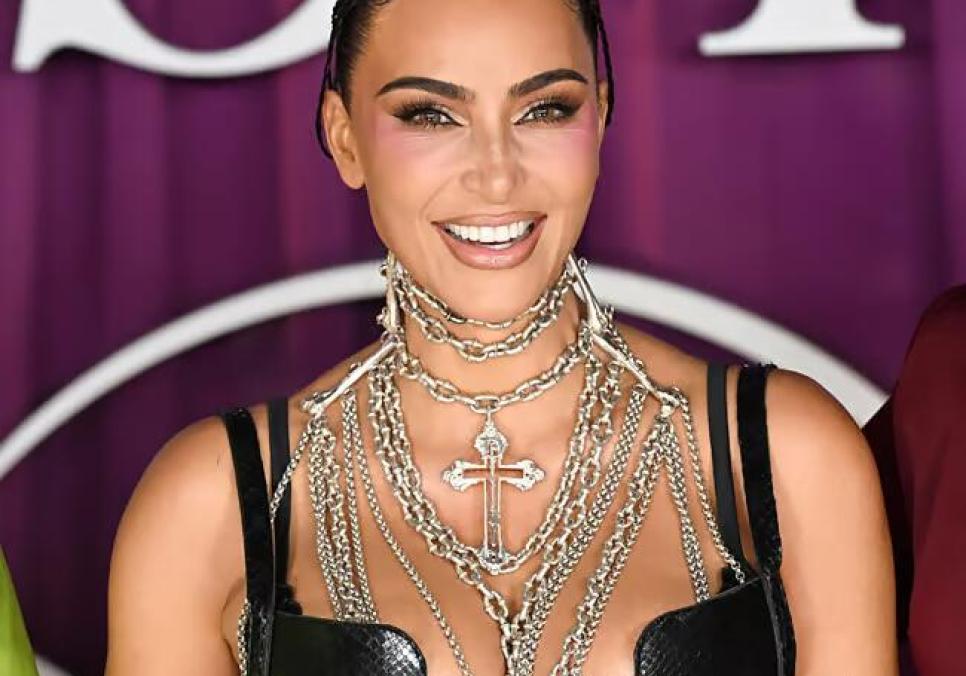 Кім Кардаш'ян підкорила мережу святковим образом у чорному оксамиті