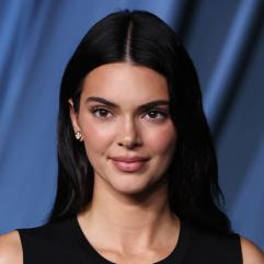 Кендалл Дженнер у пухнастій сукні Bottega Veneta на заході L’Oréal Paris