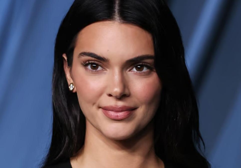 Кендалл Дженнер у пухнастій сукні Bottega Veneta на заході L’Oréal Paris