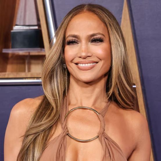 Дженніфер Лопес підкорила Instagram своєю рельєфною фігурою в бронзовому бікіні