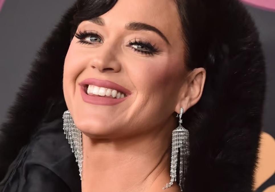 Кеті Перрі демонструє розкішну фігуру в мінісукні на тлі судової війни з ветераном-інвалідом