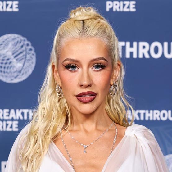 Крістіна Агілера вражає у білому боді та демонструє схуднення на 22 кілограми