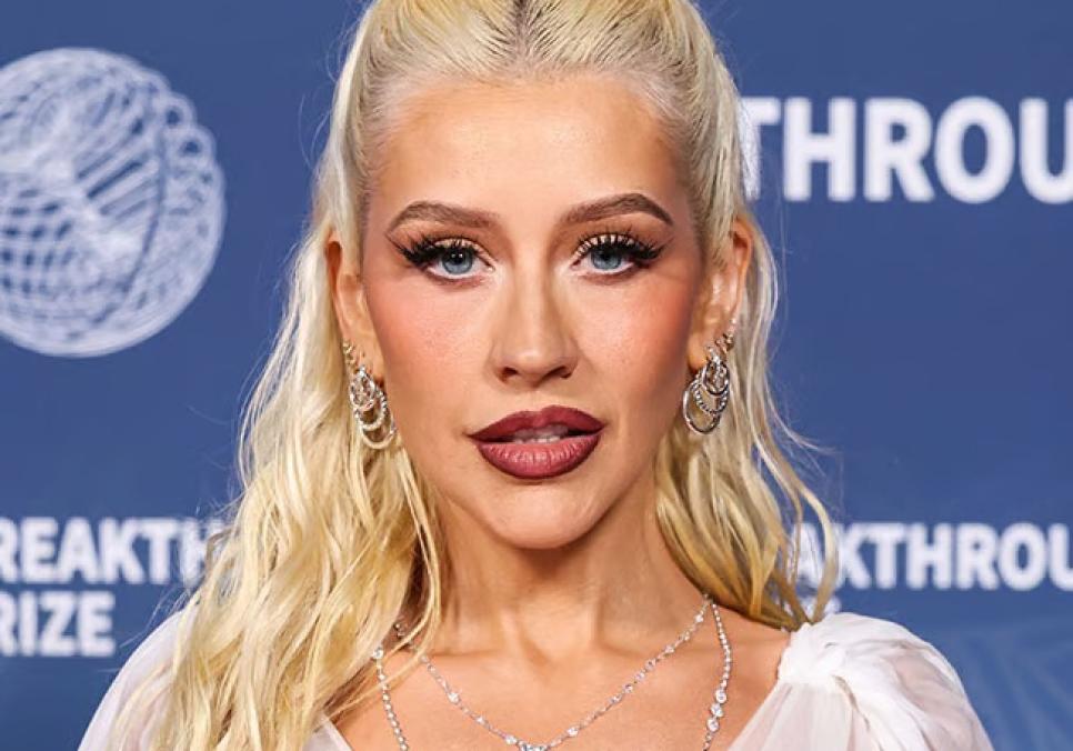 Крістіна Агілера вражає у білому боді та демонструє схуднення на 22 кілограми