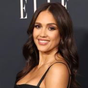 Джессіка Альба вразила на кінофестивалі Червоного моря у фіолетовій сукні