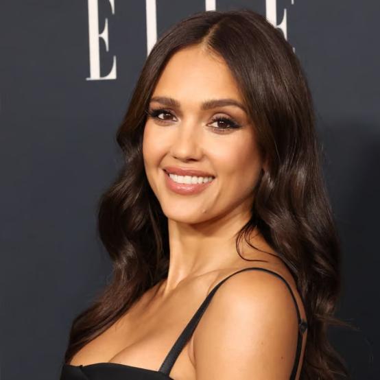 Джессіка Альба вразила на кінофестивалі Червоного моря у фіолетовій сукні