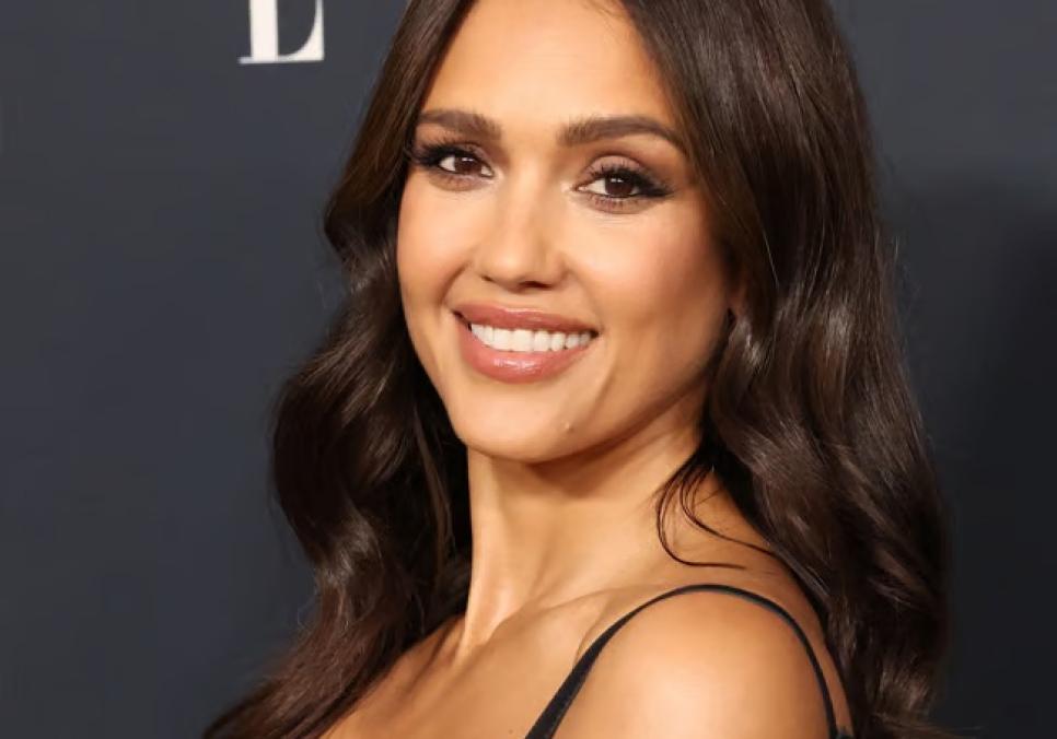 Джессіка Альба вразила на кінофестивалі Червоного моря у фіолетовій сукні