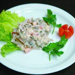 Рецепти:  Смачний ситний домашній салат  з маринованими опеньками