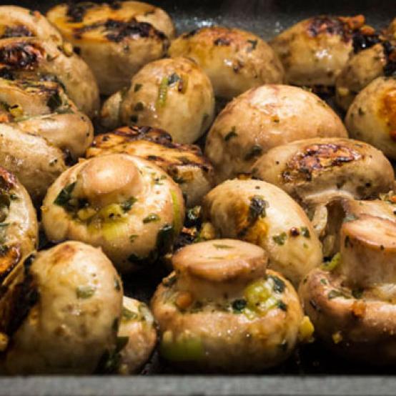 Рецепти:   Смачні соковиті печериці з начинкою