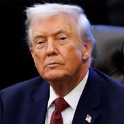 Дональд Трамп став об’єктом насмішок через інцидент у Білому домі