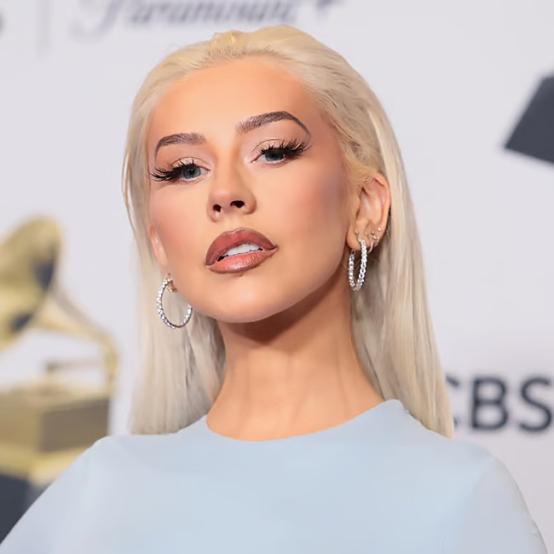 Крістіна Агілера вразила шанувальників святковим образом у стилі Санти