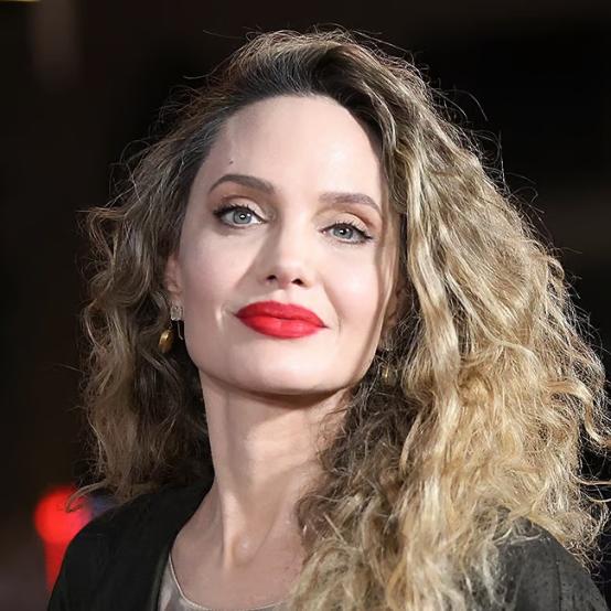 Анджеліна Джолі показала шрами після операції заради ризику захворіти на рак молочної залози