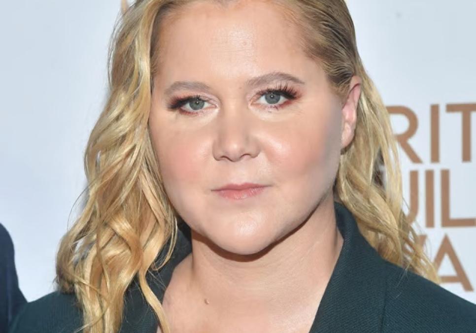 Емі Шумер вразила мережу феноменальним схудненням у новому відео до Хануки