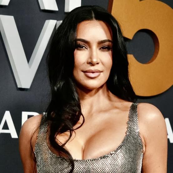 Кім Кардаш'ян отримала схвалення за кімоно в серіалі «Все чесно»