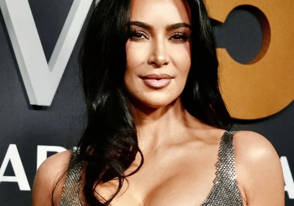 Кім Кардаш'ян отримала схвалення за кімоно в серіалі «Все чесно»