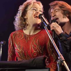 Г’ю Джекман та Кейт Гадсон підкорюють Америку масштабним туром на підтримку Song Sung Blue