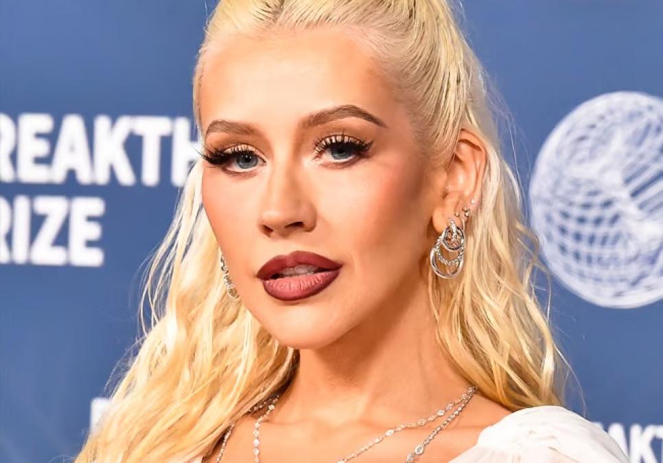 Крістіна Агілера породила суперечки своїм різдвяним міні