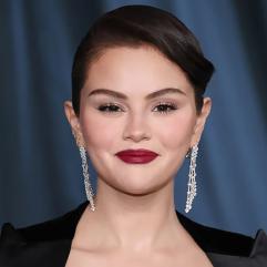 Селена Гомес відверто розповіла про мелазму у відео без макіяжу