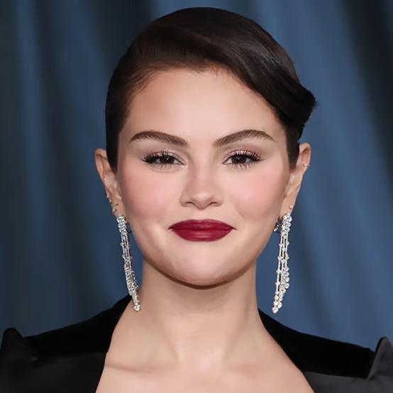 Селена Гомес відверто розповіла про мелазму у відео без макіяжу