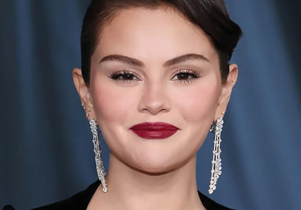 Селена Гомес відверто розповіла про мелазму у відео без макіяжу