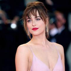 Дакота Джонсон у прозорій сукні Chloé вразила червону доріжку кінофестивалю