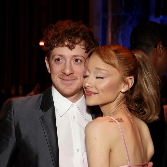 Ітан Слейтер розвіяв чутки про розрив, показавши інтимні святкові кадри з Аріаною Гранде