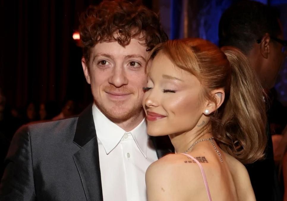 Ітан Слейтер розвіяв чутки про розрив, показавши інтимні святкові кадри з Аріаною Гранде